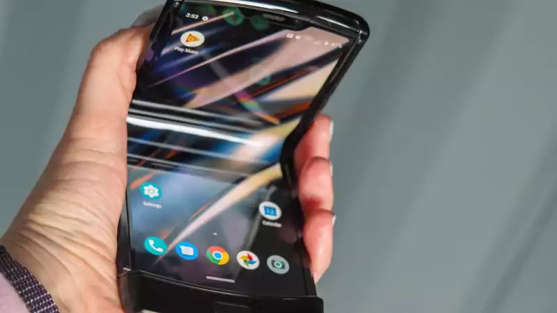 Razr fails hinge test 4.5 times faster than Galaxy Fold (Update: Motorola responds)