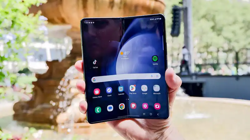 Samsung Galaxy Z Fold 6 may be joined by a lower-priced version