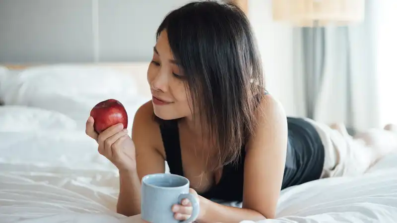 Does an apple wake you up faster than a cup of coffee? A nutritionist answers.