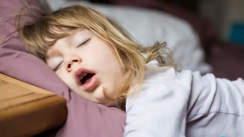 Experts introduce five common symptoms of sleep apnea in children and when they are most likely to appear.