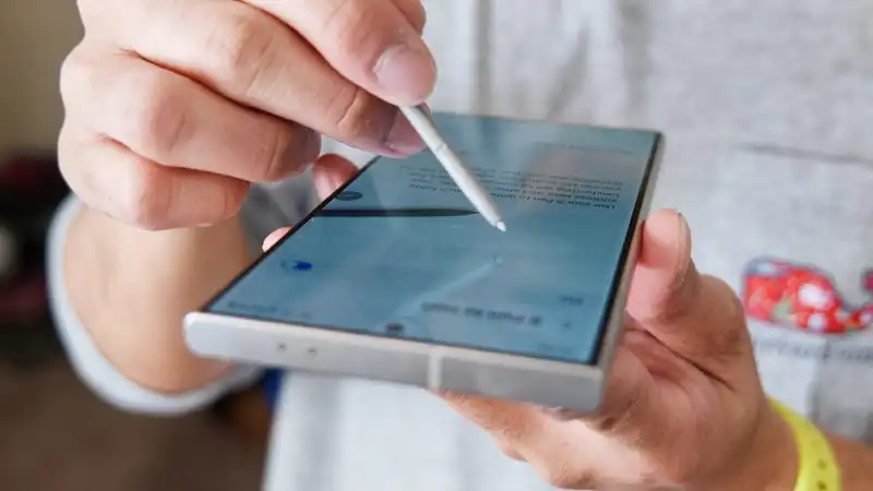 Samsung Galaxy S24 Ultra Owners Complain about S Pen: "Very Smelly"