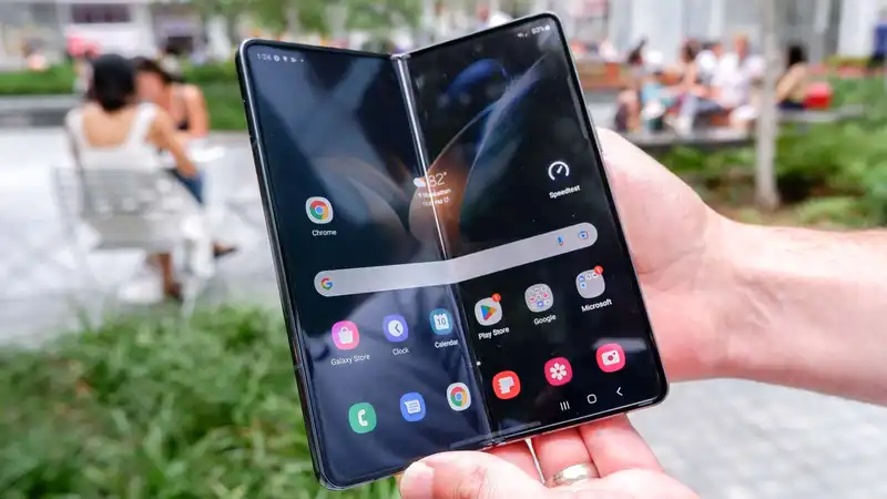 Samsung Galaxy Z Fold 4 owners report serious screen defects - some models damaged.