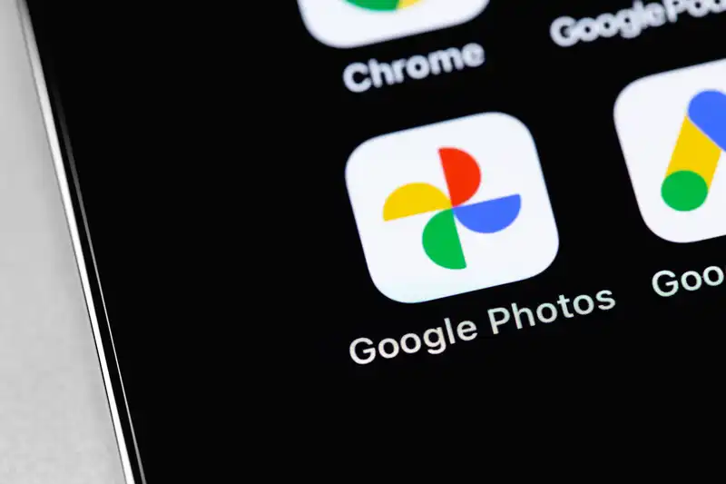 Google Photos makes it easy to share photos by selecting your favorite contacts.