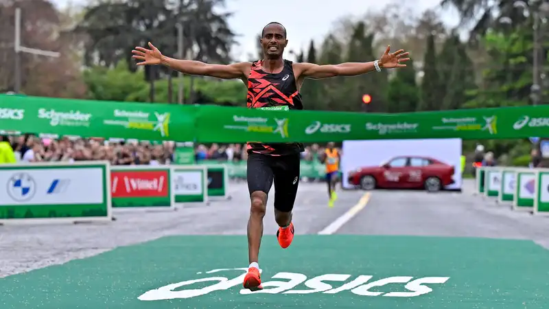 What running shoes were worn by the winners of the Paris Marathon 2024?