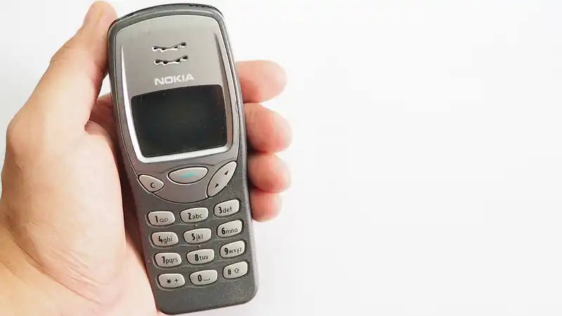 A reboot of the Nokia 3210 with a snake motif?