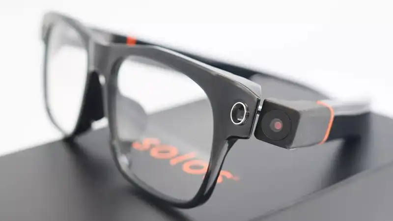 These new smart glasses are equipped with a camera and ChatGPT-4o.