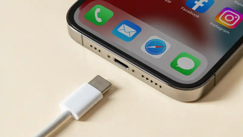 Charging your iPhone? You may not want to use a third-party USB-C cable